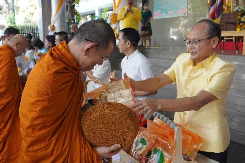 ทำบุญตักบาตร 