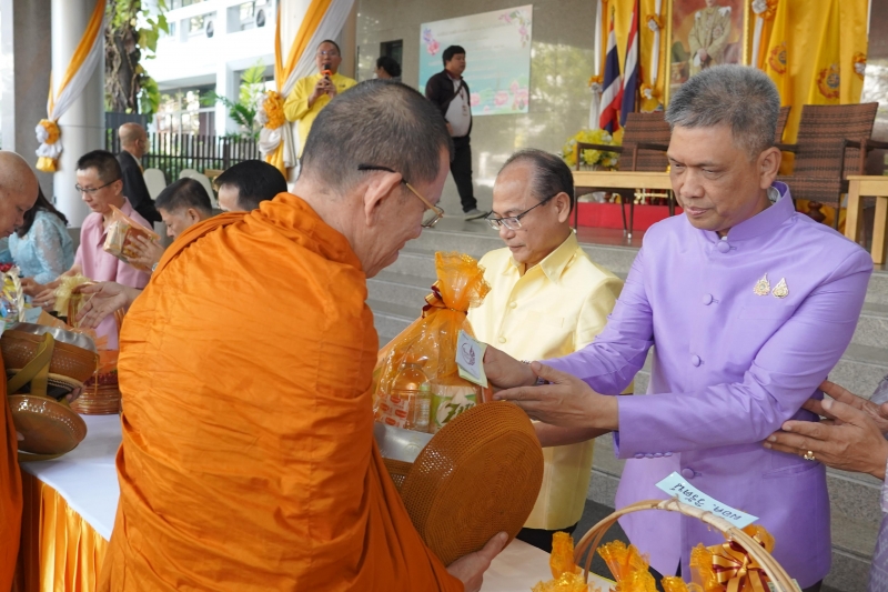 ทำบุญตักบาตร 