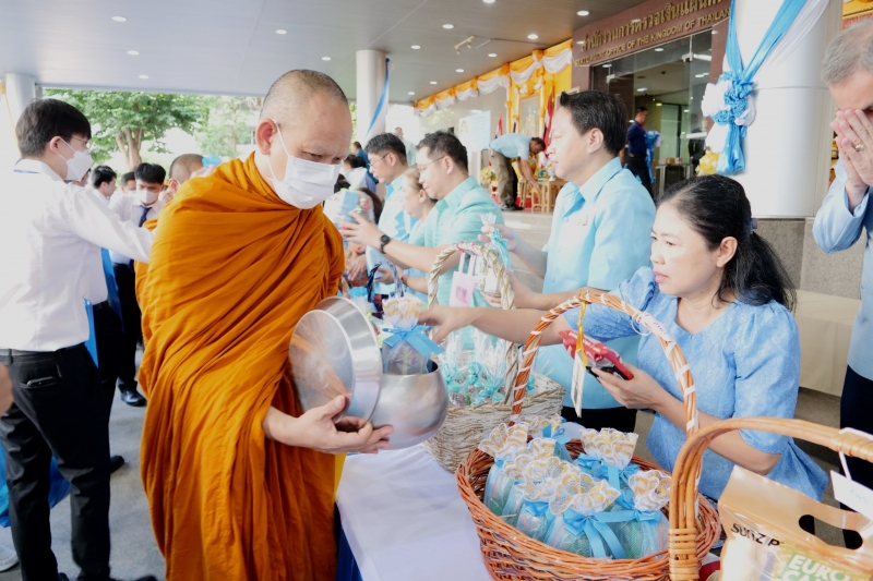 ทำบุญตักบาตร 