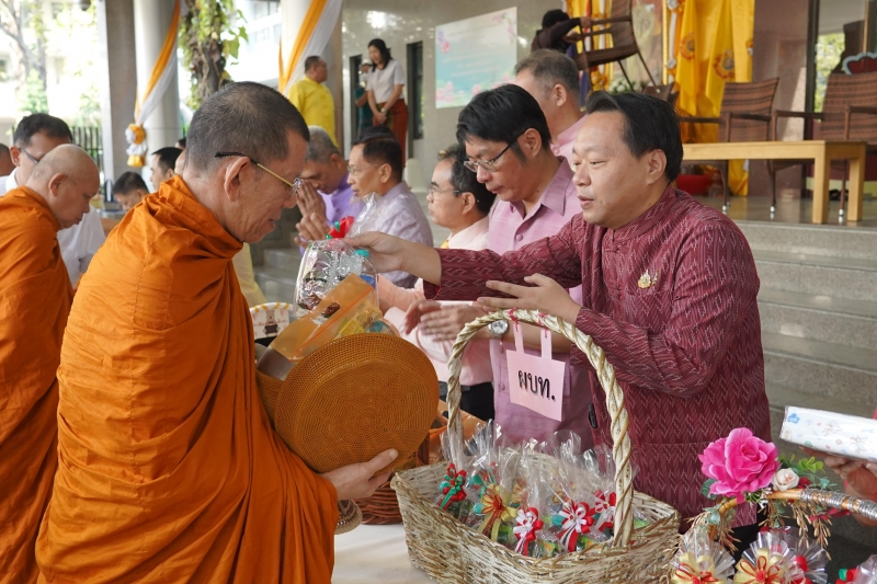 ทำบุญตักบาตร 