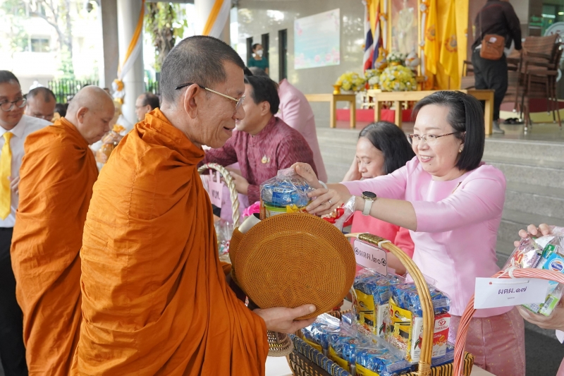 ทำบุญตักบาตร 