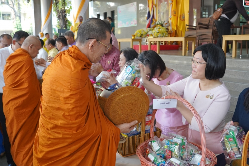 ทำบุญตักบาตร 