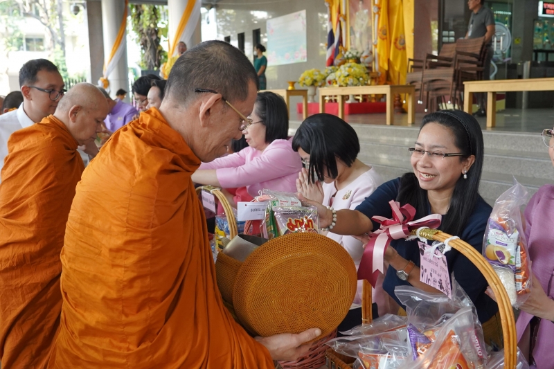 ทำบุญตักบาตร 