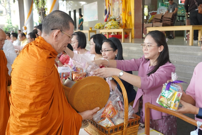 ทำบุญตักบาตร 