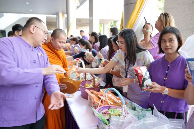 ทำบุญตักบาตร 