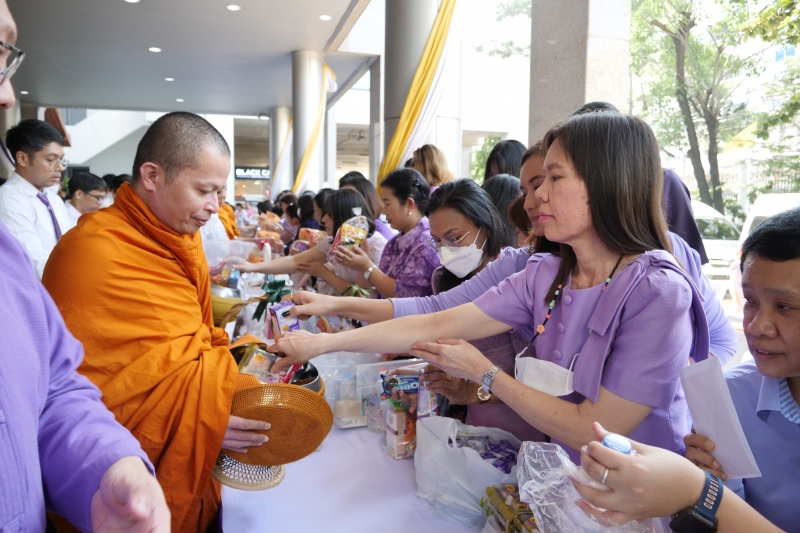 ทำบุญตักบาตร 