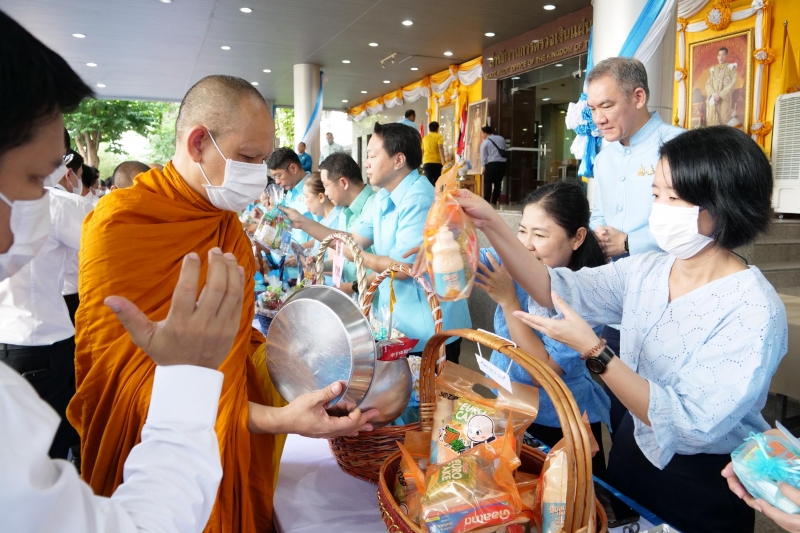 ทำบุญตักบาตร 