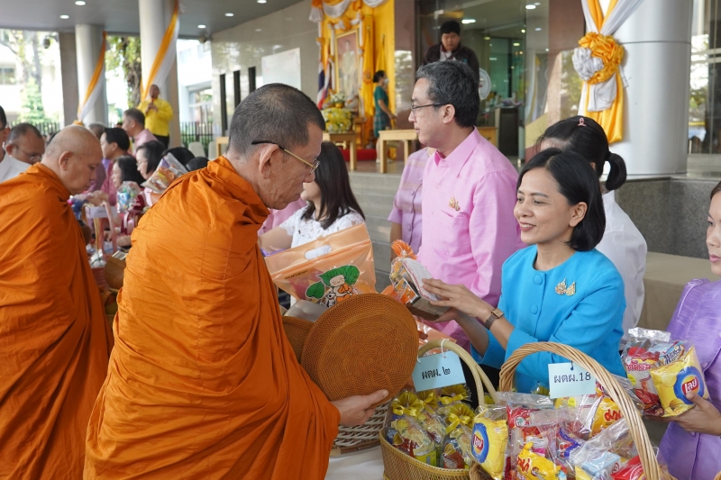 ทำบุญตักบาตร 
