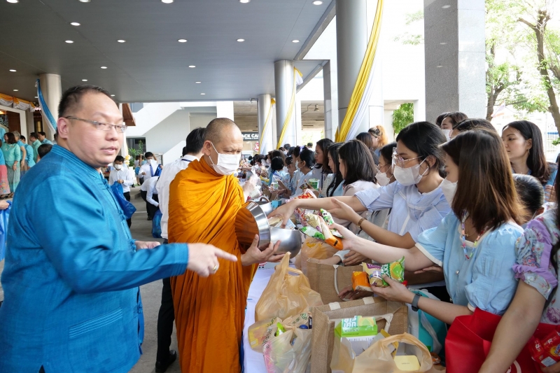 ทำบุญตักบาตร 