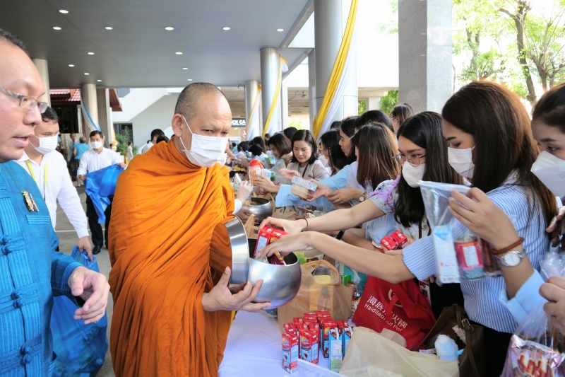 ทำบุญตักบาตร 