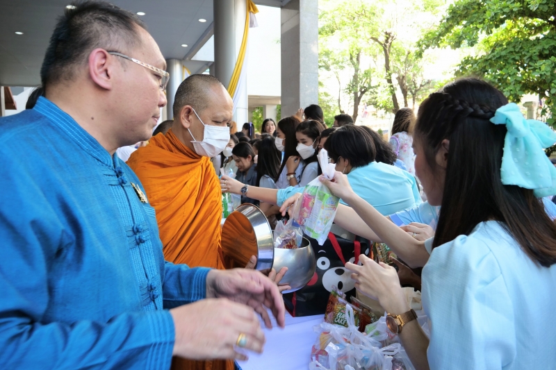 ทำบุญตักบาตร 