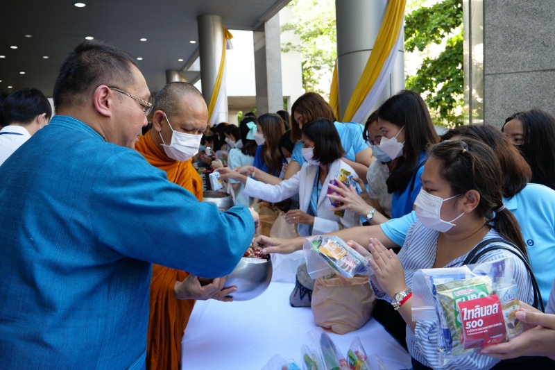 ทำบุญตักบาตร 