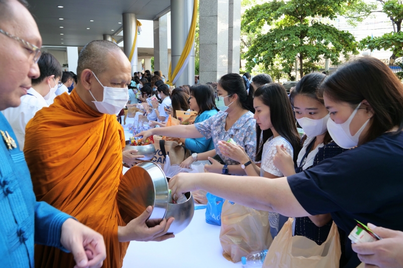 ทำบุญตักบาตร 
