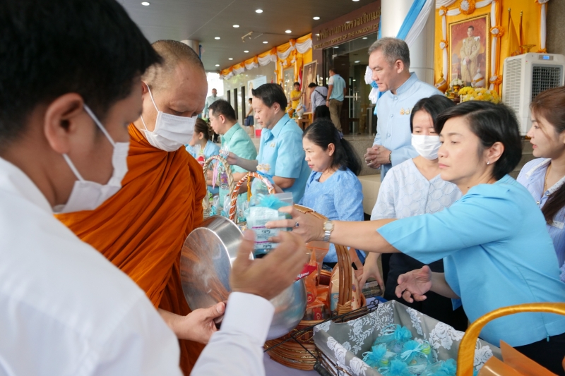 ทำบุญตักบาตร 