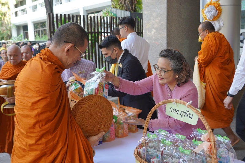 ทำบุญตักบาตร