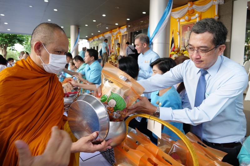 ทำบุญตักบาตร 