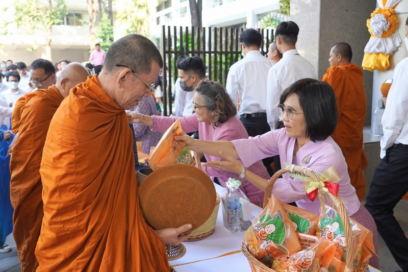 ทำบุญตักบาตร