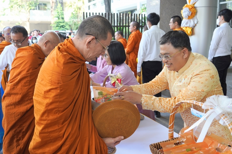ทำบุญตักบาตร