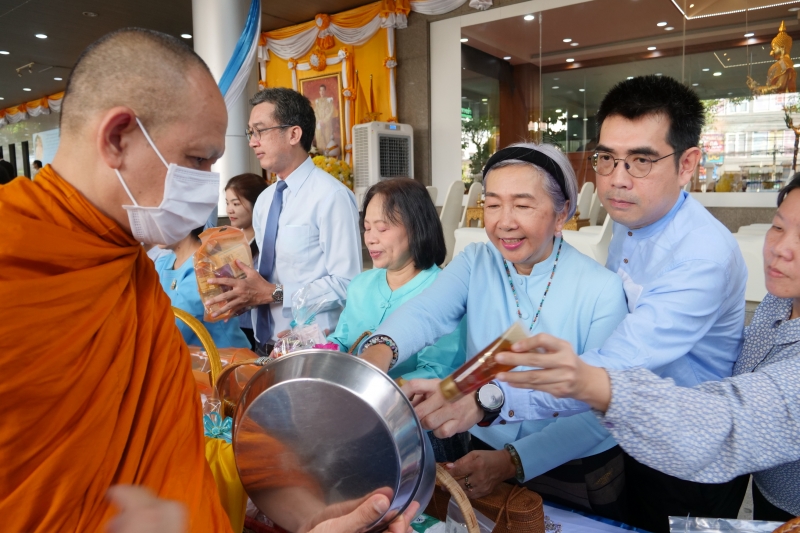 ทำบุญตักบาตร 