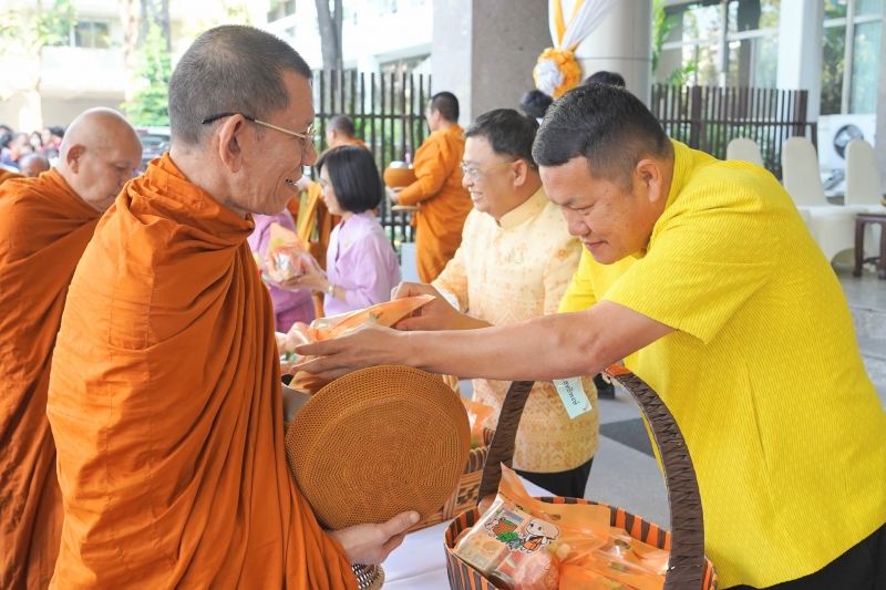 ทำบุญตักบาตร