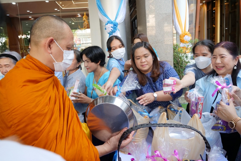 ทำบุญตักบาตร 