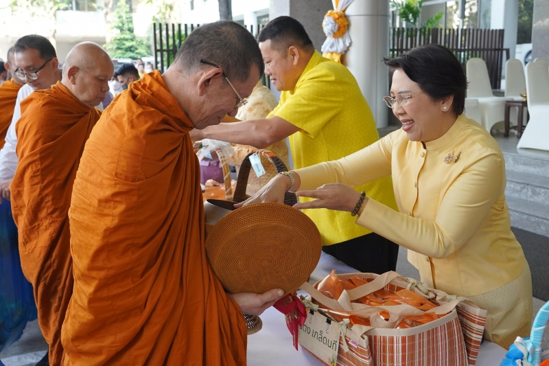 ทำบุญตักบาตร 
