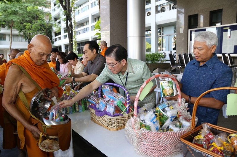 พิธีทำบุญตักบาตรข้าวสารอาหารแห้ง