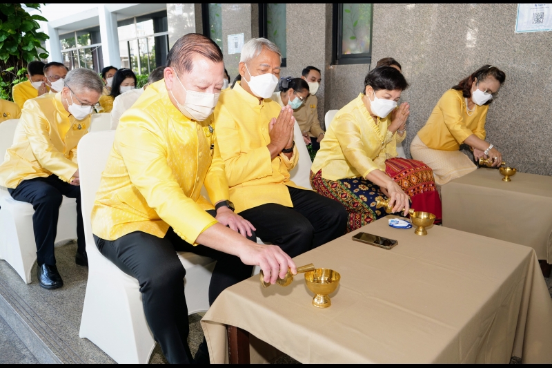 พิธีทำบุญตักบาตรข้าวสารอาหารแห้ง คณะสงฆ์จากวัดพระราม 9 กาญจนาภิเษก พระอารามหลวง 