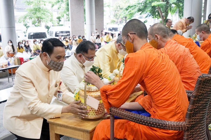 พิธีทำบุญตักบาตรข้าวสารอาหารแห้ง คณะสงฆ์จากวัดระฆังโฆสิตารามวรมหาวิหาร พระอารามหลวง เพื่อน้อมอุทิศถวายเป็นพระราชกุศลแด่พระบาทสมเ
