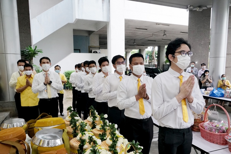 พิธีทำบุญตักบาตรข้าวสารอาหารแห้ง คณะสงฆ์จากวัดระฆังโฆสิตารามวรมหาวิหาร พระอารามหลวง เพื่อน้อมอุทิศถวายเป็นพระราชกุศลแด่พระบาทสมเ