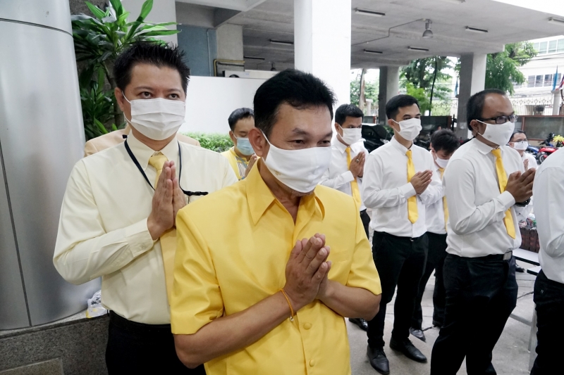 พิธีทำบุญตักบาตรข้าวสารอาหารแห้ง คณะสงฆ์จากวัดระฆังโฆสิตารามวรมหาวิหาร พระอารามหลวง เพื่อน้อมอุทิศถวายเป็นพระราชกุศลแด่พระบาทสมเ