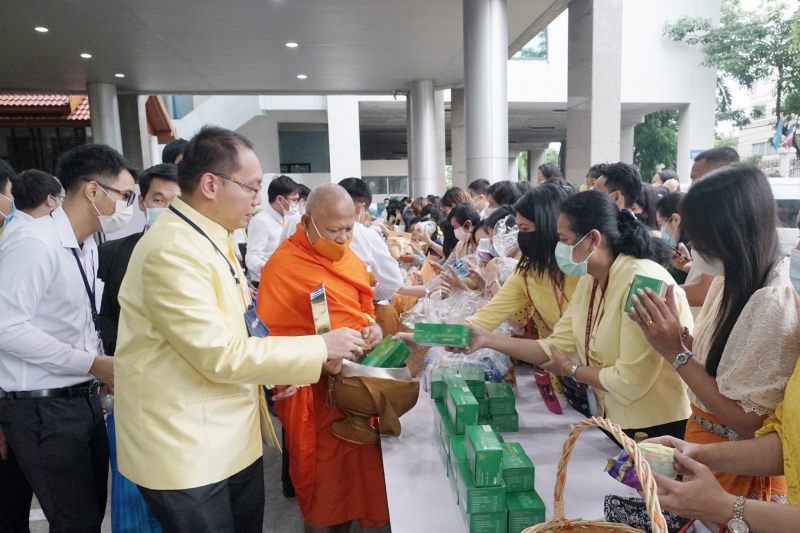 พิธีทำบุญตักบาตรข้าวสารอาหารแห้ง คณะสงฆ์จากวัดระฆังโฆสิตารามวรมหาวิหาร พระอารามหลวง เพื่อน้อมอุทิศถวายเป็นพระราชกุศลแด่พระบาทสมเ