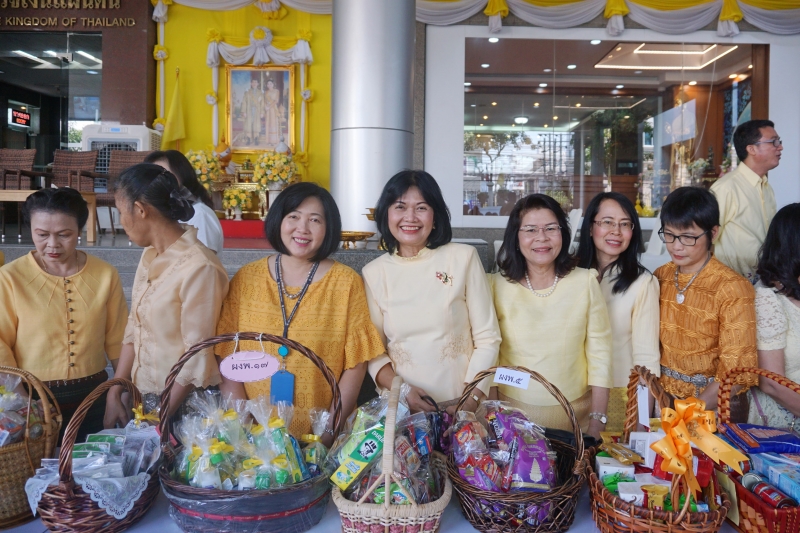  พิธีทำบุญตักบาตรข้าวสารอาหารแห้ง คณะสงฆ์จำนวน 9 รูป จากวัดบวรนิเวศวิหาร พระอารามหลวง เพื่อน้อมอุทิศถวายเป็นพระราชกุศลแด่  พระบา