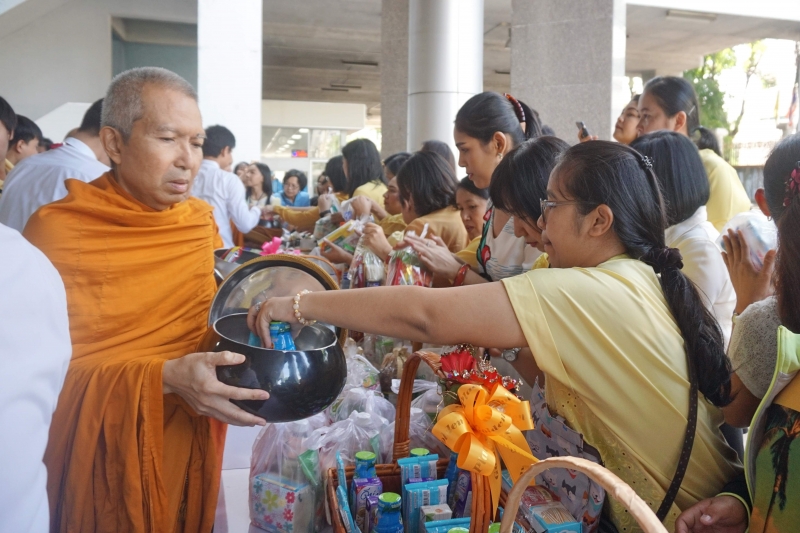  พิธีทำบุญตักบาตรข้าวสารอาหารแห้ง คณะสงฆ์จำนวน 9 รูป จากวัดบวรนิเวศวิหาร พระอารามหลวง เพื่อน้อมอุทิศถวายเป็นพระราชกุศลแด่  พระบา