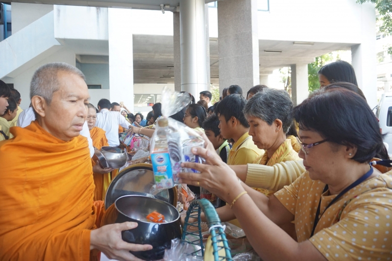  พิธีทำบุญตักบาตรข้าวสารอาหารแห้ง คณะสงฆ์จำนวน 9 รูป จากวัดบวรนิเวศวิหาร พระอารามหลวง เพื่อน้อมอุทิศถวายเป็นพระราชกุศลแด่  พระบา