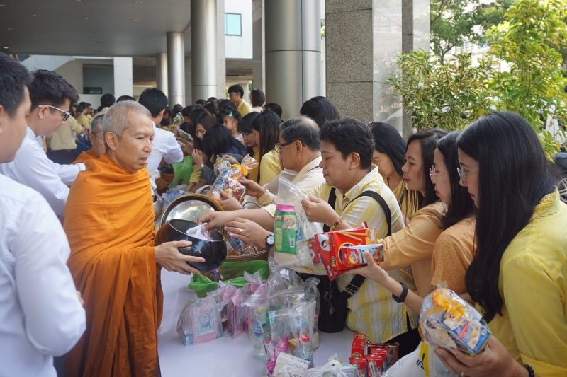  พิธีทำบุญตักบาตรข้าวสารอาหารแห้ง คณะสงฆ์จำนวน 9 รูป จากวัดบวรนิเวศวิหาร พระอารามหลวง เพื่อน้อมอุทิศถวายเป็นพระราชกุศลแด่  พระบา
