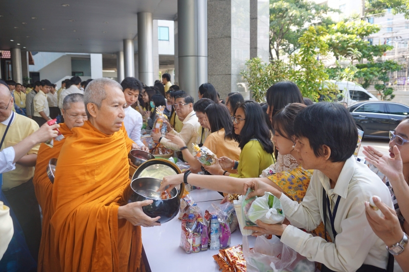  พิธีทำบุญตักบาตรข้าวสารอาหารแห้ง คณะสงฆ์จำนวน 9 รูป จากวัดบวรนิเวศวิหาร พระอารามหลวง เพื่อน้อมอุทิศถวายเป็นพระราชกุศลแด่  พระบา