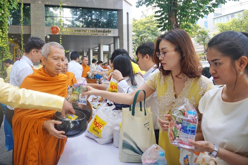  พิธีทำบุญตักบาตรข้าวสารอาหารแห้ง คณะสงฆ์จำนวน 9 รูป จากวัดบวรนิเวศวิหาร พระอารามหลวง เพื่อน้อมอุทิศถวายเป็นพระราชกุศลแด่  พระบา