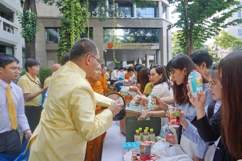  พิธีทำบุญตักบาตรข้าวสารอาหารแห้ง คณะสงฆ์จำนวน 9 รูป จากวัดบวรนิเวศวิหาร พระอารามหลวง เพื่อน้อมอุทิศถวายเป็นพระราชกุศลแด่  พระบา