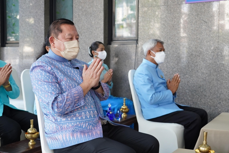 พิธีทำบุญตักบาตรข้าวสารอาหารแห้ง คณะสงฆ์จากวัดปทุมวนารามราชวรวิหาร 