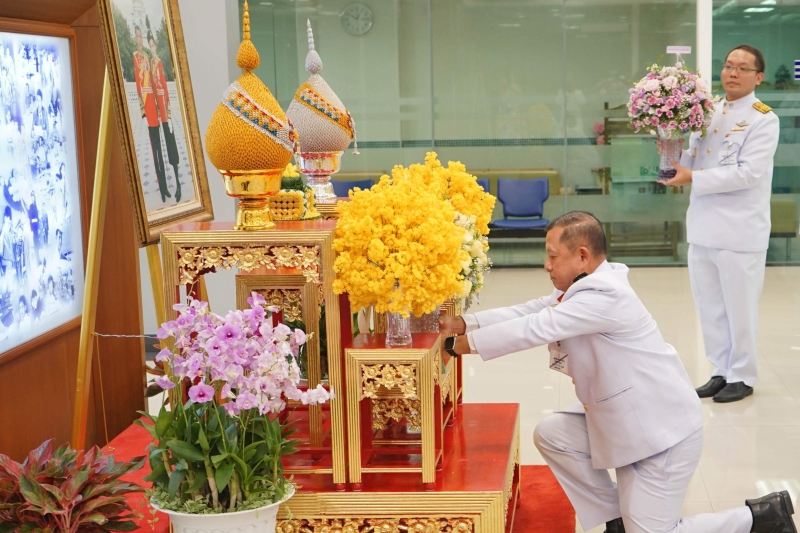 สำนักงานการตรวจเงินแผ่นดิน ร่วมทูลเกล้าทูลกระหม่อมถวายแจกันดอกไม้ต่อเบื้องหน้าพระบรมฉายาลักษณ์พระบาทสมเด็จพระเจ้าอยู่หัว และพระฉ