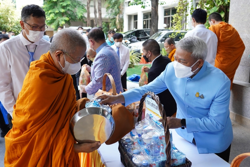 พิธีทำบุญตักบาตรข้าวสารอาหารแห้ง คณะสงฆ์จากวัดปทุมวนารามราชวรวิหาร 
