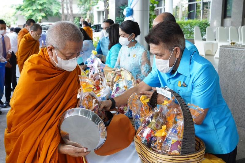 พิธีทำบุญตักบาตรข้าวสารอาหารแห้ง คณะสงฆ์จากวัดปทุมวนารามราชวรวิหาร 