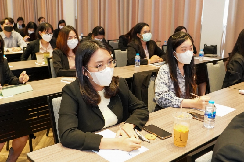 นางสาวจินดา มหัทธนวัฒน์ กรรมการตรวจเงินแผ่นดิน ให้เกียรติเป็นวิทยากรบรรยายโครงการพัฒนาข้าราชการใหม่ ปีงบประมาณ 2566 ณ โรงแรม เบส