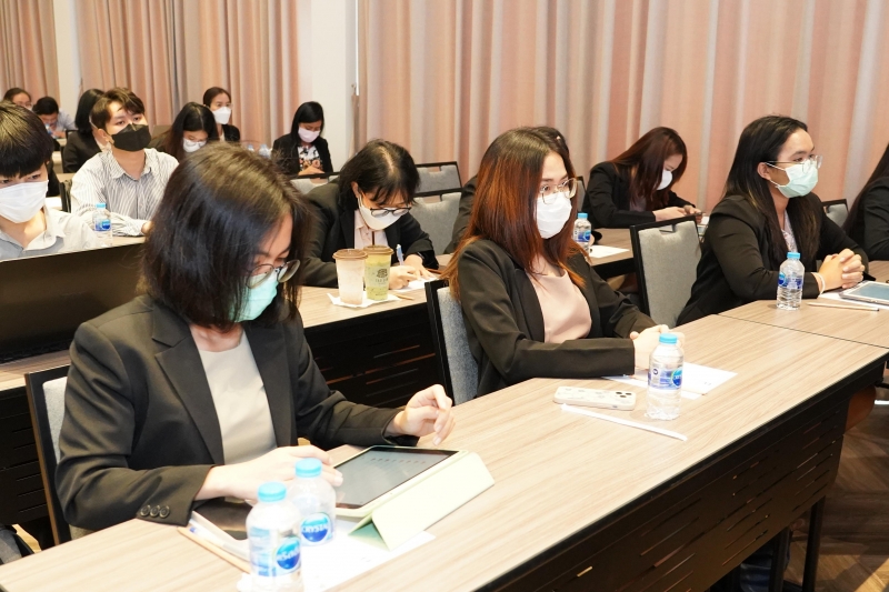 นางสาวจินดา มหัทธนวัฒน์ กรรมการตรวจเงินแผ่นดิน ให้เกียรติเป็นวิทยากรบรรยายโครงการพัฒนาข้าราชการใหม่ ปีงบประมาณ 2566 ณ โรงแรม เบส