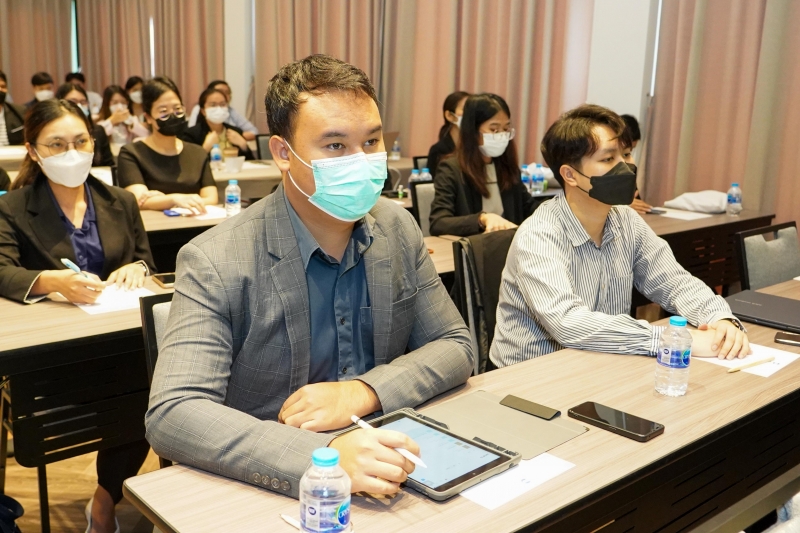 นางสาวจินดา มหัทธนวัฒน์ กรรมการตรวจเงินแผ่นดิน ให้เกียรติเป็นวิทยากรบรรยายโครงการพัฒนาข้าราชการใหม่ ปีงบประมาณ 2566 ณ โรงแรม เบส