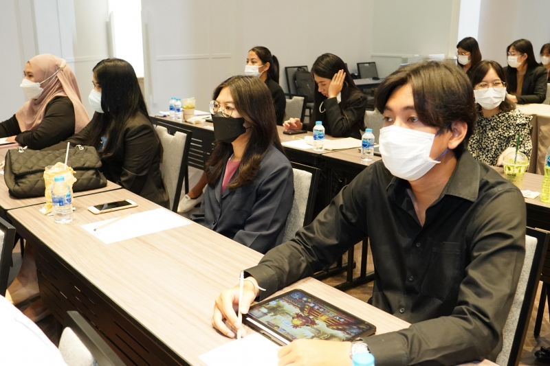 นางสาวจินดา มหัทธนวัฒน์ กรรมการตรวจเงินแผ่นดิน ให้เกียรติเป็นวิทยากรบรรยายโครงการพัฒนาข้าราชการใหม่ ปีงบประมาณ 2566 ณ โรงแรม เบส