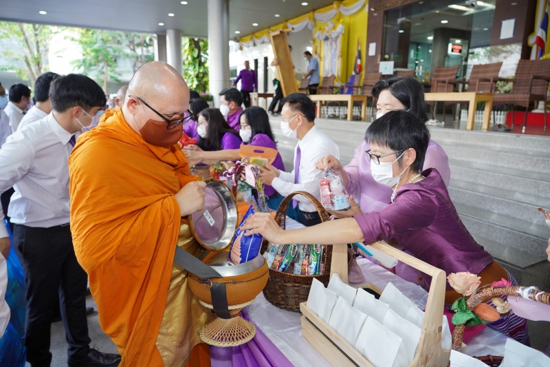 พิธีทำบุญตักบาตรข้าวสารอาหารแห้ง คณะสงฆ์จากวัดเทพธิดารามวรวิหาร พระอารามหลวง เพื่อน้อมถวายเป็นพระราชกุศลและถวายพระพรชัยมงคลแด่สม