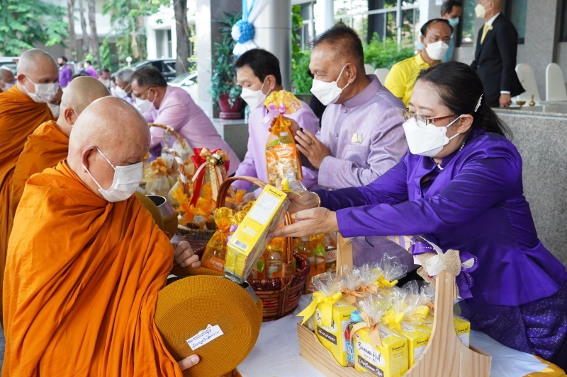  พิธีเจริญพระพุทธมนต์และทำบุญตักบาตร ถวายพระราชกุศลและถวายพระพรชัยมงคล เนื่องในโอกาสวันเฉลิมพระชนมพรรษา สมเด็จพระนางเจ้า ฯ พระบร