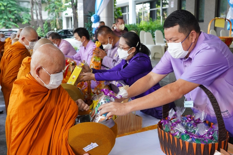  พิธีเจริญพระพุทธมนต์และทำบุญตักบาตร ถวายพระราชกุศลและถวายพระพรชัยมงคล เนื่องในโอกาสวันเฉลิมพระชนมพรรษา สมเด็จพระนางเจ้า ฯ พระบร